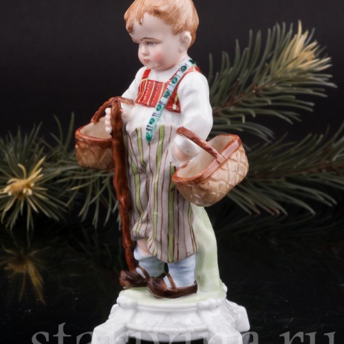 Фигурка из фарфора За грибами, мальчик с двумя лукошками, E. A. Muller, Германия, кон. 19, нач. 20 вв.