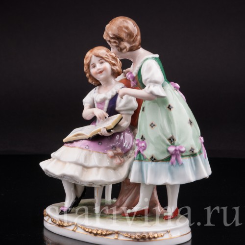 Фарфоровая статуэтка Девочки с книгой, Scheibe-Alsbach, Германия, 1925-72 гг.