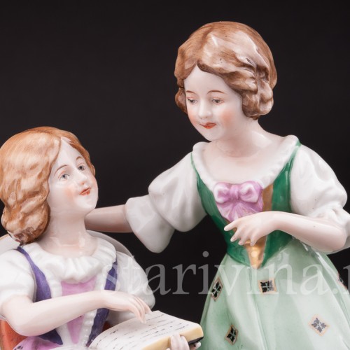 Фарфоровая статуэтка Девочки с книгой, Scheibe-Alsbach, Германия, 1925-72 гг.