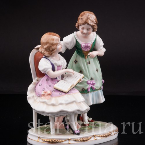 Фарфоровая статуэтка Девочки с книгой, Scheibe-Alsbach, Германия, 1925-72 гг.