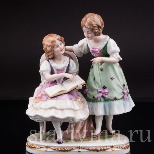 Фарфоровая статуэтка Девочки с книгой, Scheibe-Alsbach, Германия, 1925-72 гг.