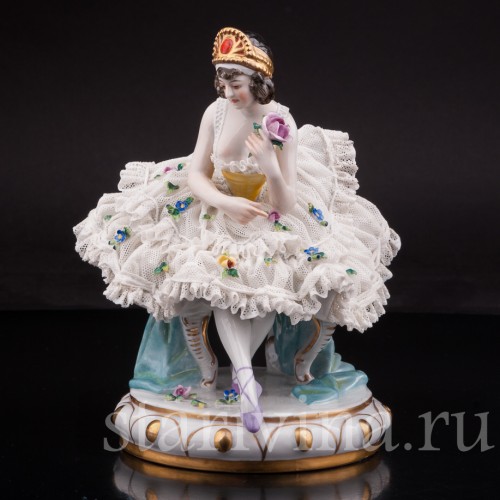 Статуэтка Балерина на стуле, кружевная, Volkstedt, Германия, нач. 20 в.