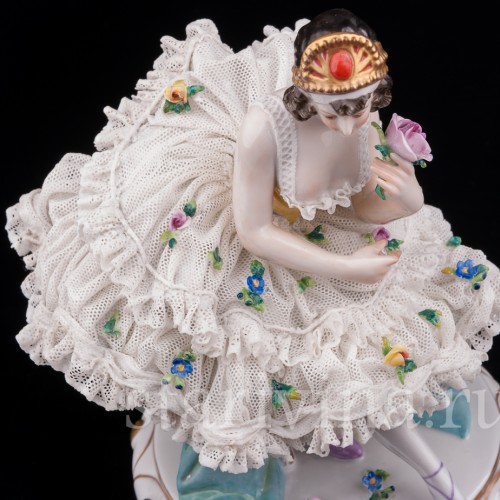 Статуэтка Балерина на стуле, кружевная, Volkstedt, Германия, нач. 20 в.