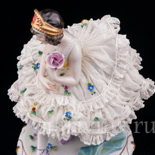 Статуэтка Балерина на стуле, кружевная, Volkstedt, Германия, нач. 20 в.