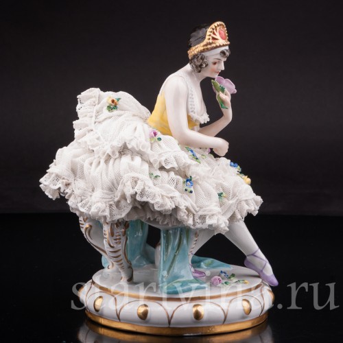 Статуэтка Балерина на стуле, кружевная, Volkstedt, Германия, нач. 20 в.