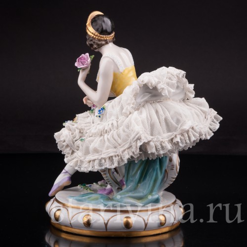 Статуэтка Балерина на стуле, кружевная, Volkstedt, Германия, нач. 20 в.