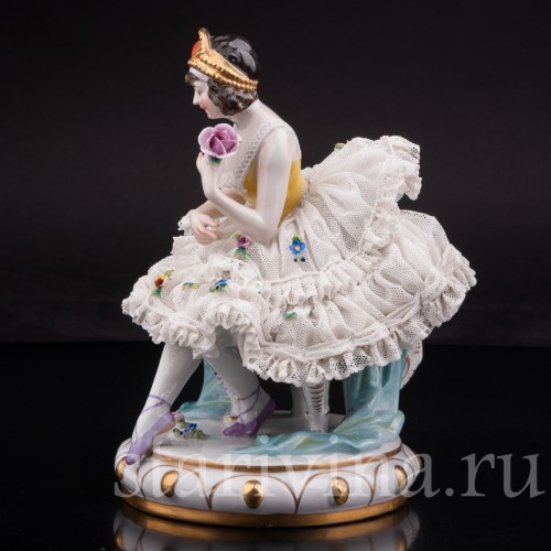 Статуэтка Балерина на стуле, кружевная, Volkstedt, Германия, нач. 20 в.