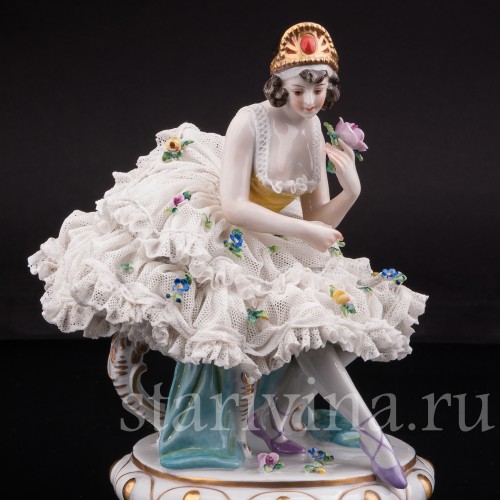 Статуэтка Балерина на стуле, кружевная, Volkstedt, Германия, нач. 20 в.