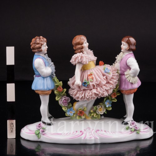 Статуэтка из фарфора Задорная игра, кружевная, Дрезден, Германия, перв. пол. 20 в.