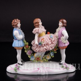 Статуэтка из фарфора Задорная игра, кружевная, Дрезден, Германия, перв. пол. 20 в.
