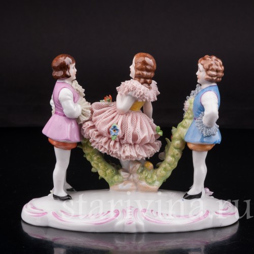 Статуэтка из фарфора Задорная игра, кружевная, Дрезден, Германия, перв. пол. 20 в.