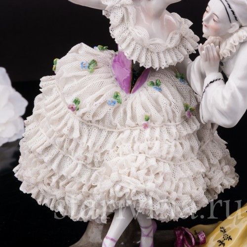 Антикварная фарфоровая статуэтка Пьеро и Коломбина, кружевная Volkstedt, Германия, нач. 20 в.