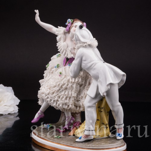 Антикварная фарфоровая статуэтка Пьеро и Коломбина, кружевная Volkstedt, Германия, нач. 20 в.