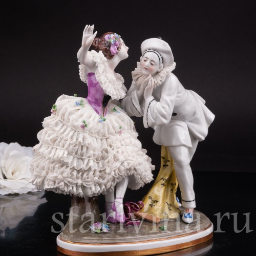 Антикварная фарфоровая статуэтка Пьеро и Коломбина, кружевная Volkstedt, Германия, нач. 20 в.