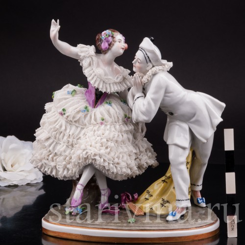 Антикварная фарфоровая статуэтка Пьеро и Коломбина, кружевная Volkstedt, Германия, нач. 20 в.