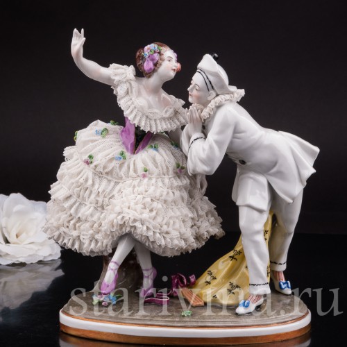 Антикварная фарфоровая статуэтка Пьеро и Коломбина, кружевная Volkstedt, Германия, нач. 20 в.
