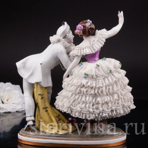 Антикварная фарфоровая статуэтка Пьеро и Коломбина, кружевная Volkstedt, Германия, нач. 20 в.