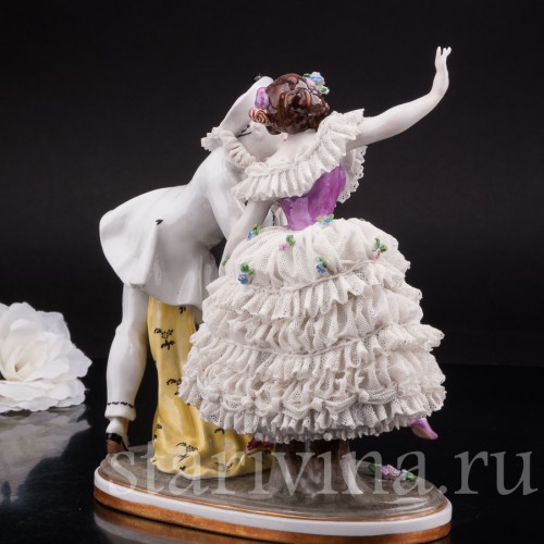 Антикварная фарфоровая статуэтка Пьеро и Коломбина, кружевная Volkstedt, Германия, нач. 20 в.