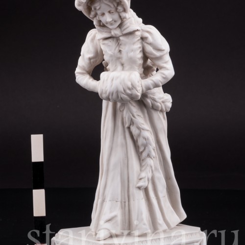 Фарфоровая статуэтка Девушка с муфтой, аллегория зимы Karl Ens, Германия, 1900 гг.