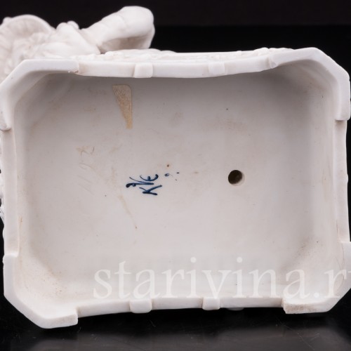 Фарфоровая статуэтка Девушка с муфтой, аллегория зимы Karl Ens, Германия, 1900 гг.