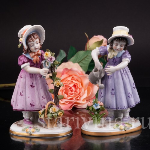 Статуэтка девочки Маленькая садовница, девочка, поливающая цветы Volkstedt, Германия, вт. пол. 20 в.