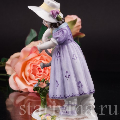 Статуэтка девочки Маленькая садовница, девочка, поливающая цветы Volkstedt, Германия, вт. пол. 20 в.