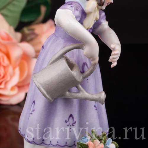 Статуэтка девочки Маленькая садовница, девочка, поливающая цветы Volkstedt, Германия, вт. пол. 20 в.