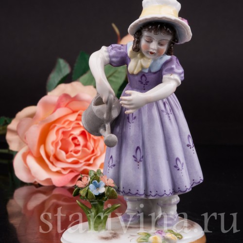 Статуэтка девочки Маленькая садовница, девочка, поливающая цветы Volkstedt, Германия, вт. пол. 20 в.