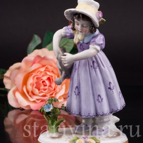 Статуэтка девочки Маленькая садовница, девочка, поливающая цветы Volkstedt, Германия, вт. пол. 20 в.