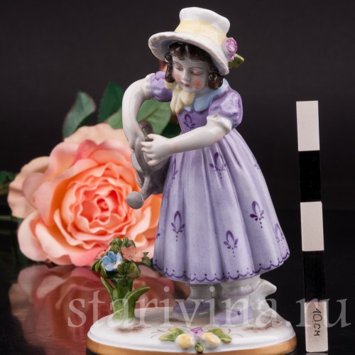 Статуэтка девочки Маленькая садовница, девочка, поливающая цветы Volkstedt, Германия, вт. пол. 20 в.