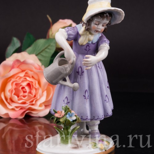 Статуэтка девочки Маленькая садовница, девочка, поливающая цветы Volkstedt, Германия, вт. пол. 20 в.