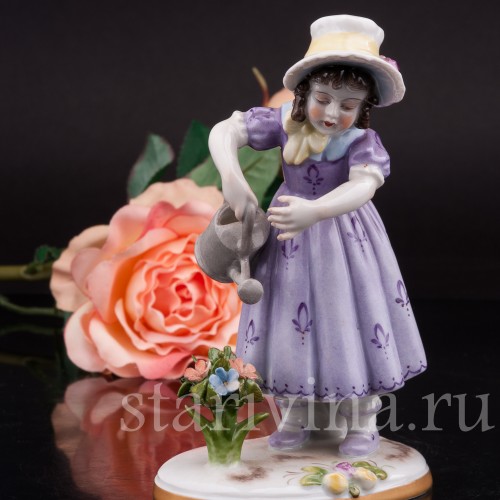 Статуэтка девочки Маленькая садовница, девочка, поливающая цветы Volkstedt, Германия, вт. пол. 20 в.