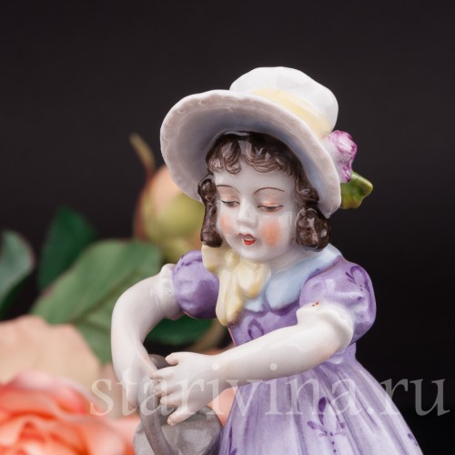 Статуэтка девочки Маленькая садовница, девочка, поливающая цветы Volkstedt, Германия, вт. пол. 20 в.