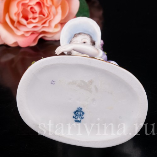 Статуэтка девочки Маленькая садовница, девочка, поливающая цветы Volkstedt, Германия, вт. пол. 20 в.