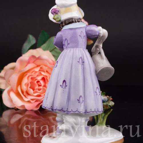 Статуэтка девочки Маленькая садовница, девочка, поливающая цветы Volkstedt, Германия, вт. пол. 20 в.