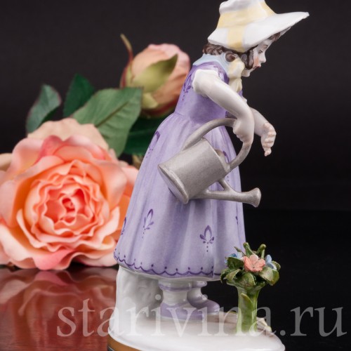 Статуэтка девочки Маленькая садовница, девочка, поливающая цветы Volkstedt, Германия, вт. пол. 20 в.