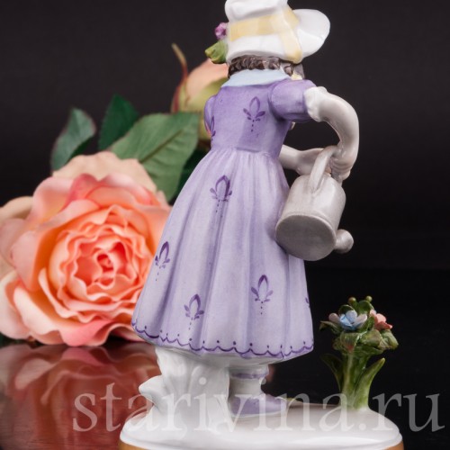 Статуэтка девочки Маленькая садовница, девочка, поливающая цветы Volkstedt, Германия, вт. пол. 20 в.