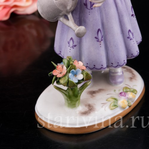 Статуэтка девочки Маленькая садовница, девочка, поливающая цветы Volkstedt, Германия, вт. пол. 20 в.