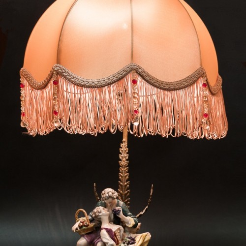 Лампа с фарфоровой статуэткой Пасторальная пара, Volkstedt, Германия, кон. 19 в.