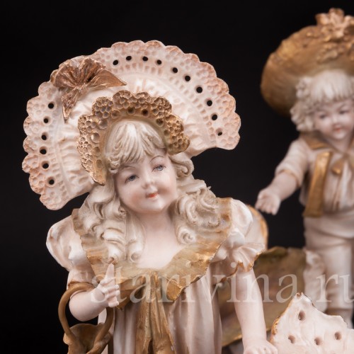 Фарфоровая статуэтка Дети с бутонами лотоса, Ernst Wahliss, Австрия, 1897-1906 гг.