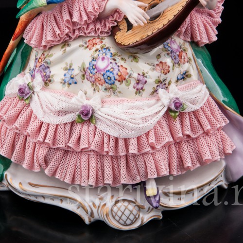 Фарфоровая статуэтка Девушка с лютней и попугаем, кружевная, Volkstedt, Германия, вт. пол. 20 в.