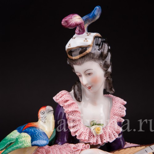 Фарфоровая статуэтка Девушка с лютней и попугаем, кружевная, Volkstedt, Германия, вт. пол. 20 в.