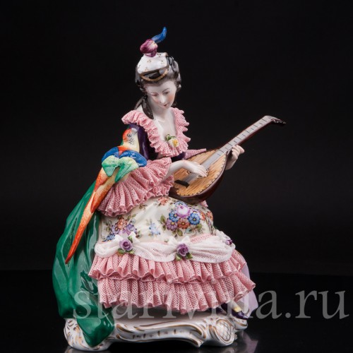Фарфоровая статуэтка Девушка с лютней и попугаем, кружевная, Volkstedt, Германия, вт. пол. 20 в.
