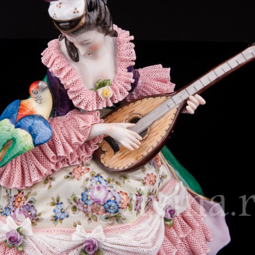 Фарфоровая статуэтка Девушка с лютней и попугаем, кружевная, Volkstedt, Германия, вт. пол. 20 в.