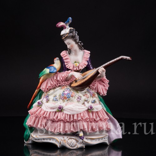 Фарфоровая статуэтка Девушка с лютней и попугаем, кружевная, Volkstedt, Германия, вт. пол. 20 в.