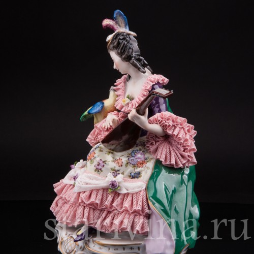 Фарфоровая статуэтка Девушка с лютней и попугаем, кружевная, Volkstedt, Германия, вт. пол. 20 в.