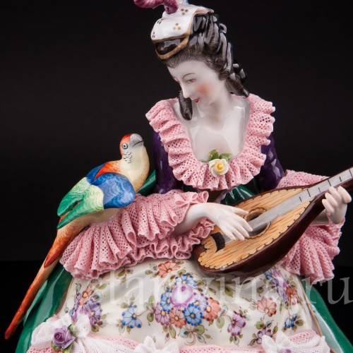 Фарфоровая статуэтка Девушка с лютней и попугаем, кружевная, Volkstedt, Германия, вт. пол. 20 в.