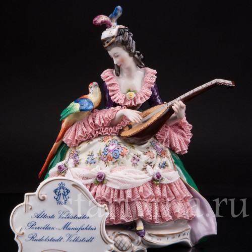 Фарфоровая статуэтка Девушка с лютней и попугаем, кружевная, Volkstedt, Германия, вт. пол. 20 в.