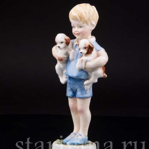 Фигурка из фарфора Мальчик со щенками, Royal Worcester, Великобритания, 1959 год.