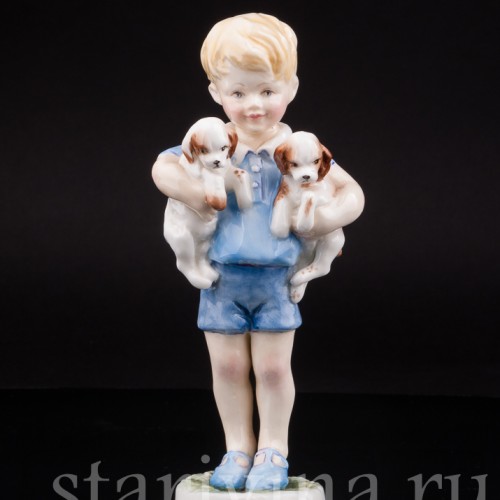 Фигурка из фарфора Мальчик со щенками, Royal Worcester, Великобритания, 1959 год.